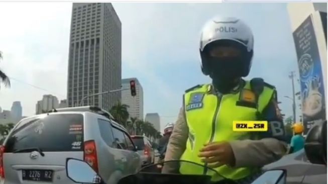 Aksi polisi menyuruh pemotor untuk chek sound (Instagram)