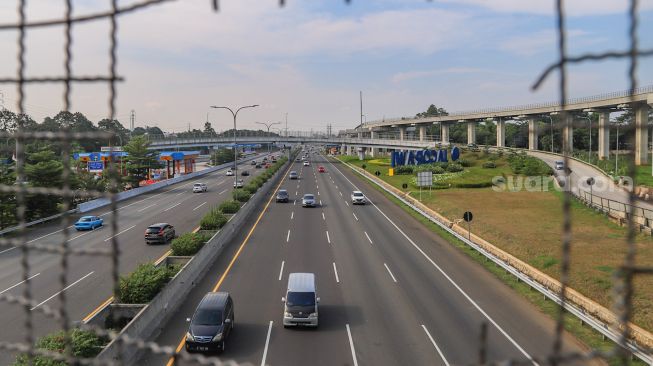 Sejumlah kendaraan melintas di Tol Jagorawi, Jakarta, Kamis (29/10). [Suara.com/Alfian Winanto]