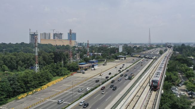 Kereta api ringan (LRT) berada di lintasan LRT Jabodebek Cawang-Cibubur di Cibubur, Jakarta, Kamis (29/10/2020). [ANTARA FOTO/Hafidz Mubarak]
