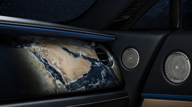 Bagian dashboard Rolls-Royce "Wraith - Inspired by Earth" yang peta UAE pula [Rolls-Royce].