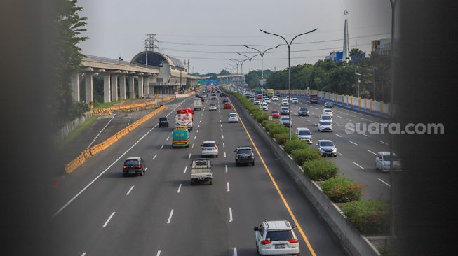 Sejumlah kendaraan melintas di Tol Jagorawi, Jakarta, Kamis (29/10). [Suara.com/Alfian Winanto]