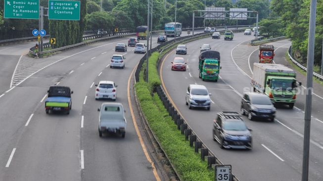 Kondisi arus lalu lintas di Tol Jagorawi, Jakarta, Kamis (29/10). [Suara.com/Alfian Winanto]