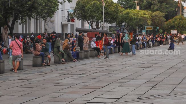 Warga berwisata di Kawasan Kota Tua, Jakarta Barat, Kamis (29/10). [Suara.com/Alfian Winanto]