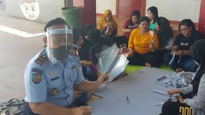 Peduli Cegah Covid-19, Warga Rutan Dumai Bikin Face Shield & Masker Kain