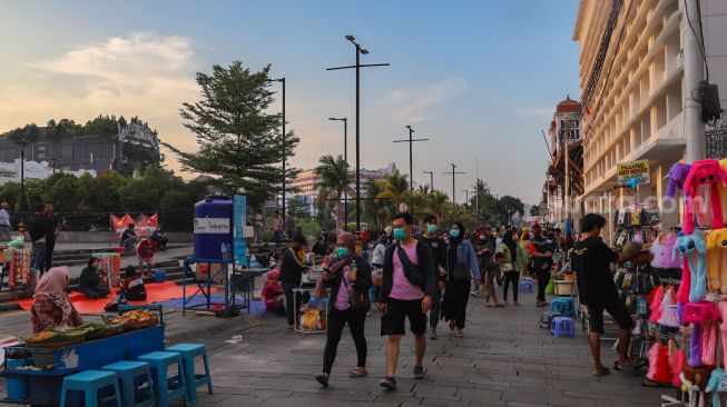 Warga berwisata di Kawasan Kota Tua, Jakarta Barat, Kamis (29/10). [Suara.com/Alfian Winanto]