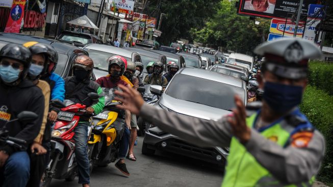 Anggota kepolisian mengatur arus lalu lintas menuju kawasan wisata Lembang di Jalan Setiabudi, Bandung, Jawa Barat, Kamis (29/10/2020).  [ANTARA FOTO/Raisan Al Farisi]
