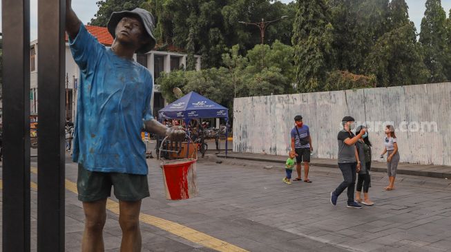 Warga datang untuk berwisata di Kawasan Kota Tua, Jakarta Barat, Kamis (29/10). [Suara.com/Alfian Winanto]