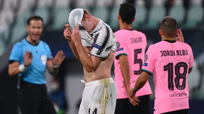 Gelandang Juventus Dejan Kulusevski menutupi wajahnya selama pertandingan sepak bola Grup G Liga Champions UEFA antara Juventus melawan Barcelona di Allianz Arena, Turin, Italia, Kamis (29/10/2020) dini hari WIB.  [Marco BERTORELLO / AFP]