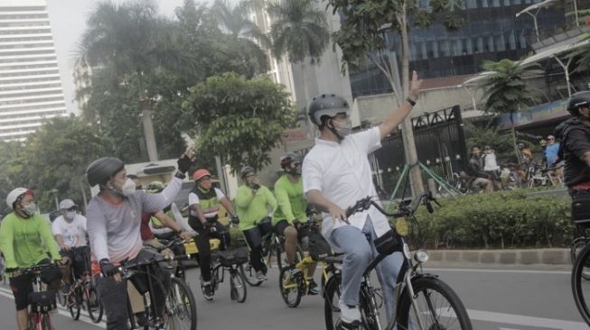 Gubernur DKI Jakarta Anies Baswedan bersama wakilnya, Ahmad Riza saat konvoi sepeda ke Museum Sumpah Pemuda, Jakarta Pusat. (istimewa)