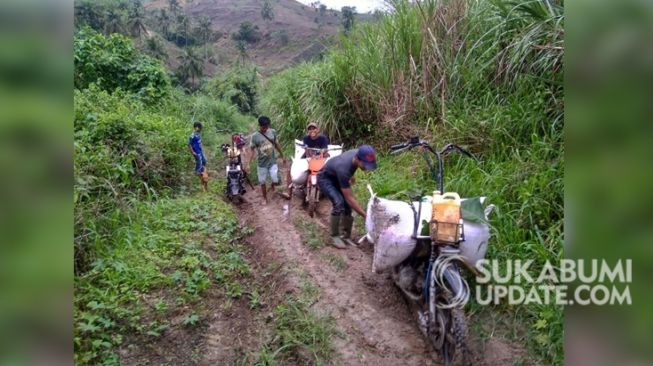 Warga Kedusunan Cibelut, Desa Nangela, Kecamatan Tegalbuleud, Kabupaten Sukabumi bersusah payah membawa hasil tani di medan berlumpur. | Foto: Istimewa