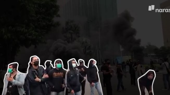 Narasi TV mengungkap para pelaku pembakar Halte Sarinah Jakarta saat demo tolak UU Cipta Kerja. Wajah-wajah terduga pelaku dipaparkan dalam sebuah video kronologis.(Narasi TV)