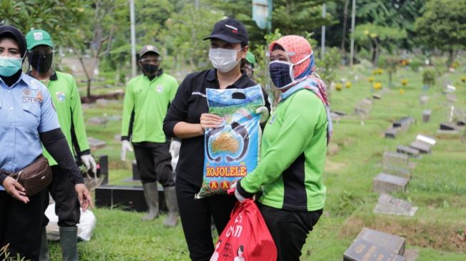 Kemensos Salurkan Ribuan Paket Sembako ke Petugas Pemakaman Jakarta