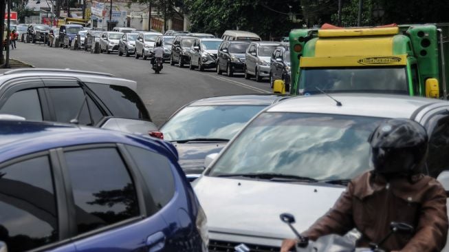 Kendaraan terjebak kemacetan menuju kawasan wisata Lembang di Jalan Setiabudi, Bandung, Jawa Barat, Kamis (29/10/2020).  [ANTARA FOTO/Raisan Al Farisi]