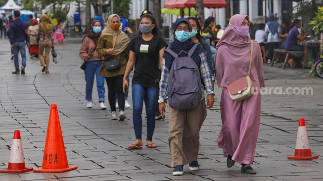 Warga berdatangan untuk berwisata di Kawasan Kota Tua, Jakarta Barat, Kamis (29/10). [Suara.com/Alfian Winanto]