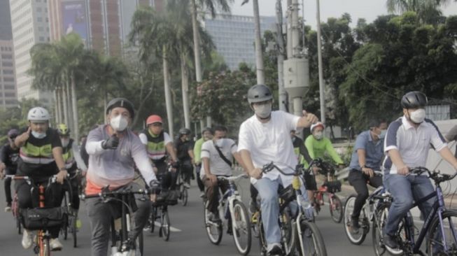 Gubernur DKI Jakarta Anies Baswedan bersama wakilnya, Ahmad Riza saat konvoi sepeda ke Museum Sumpah Pemuda, Jakarta Pusat. (istimewa)