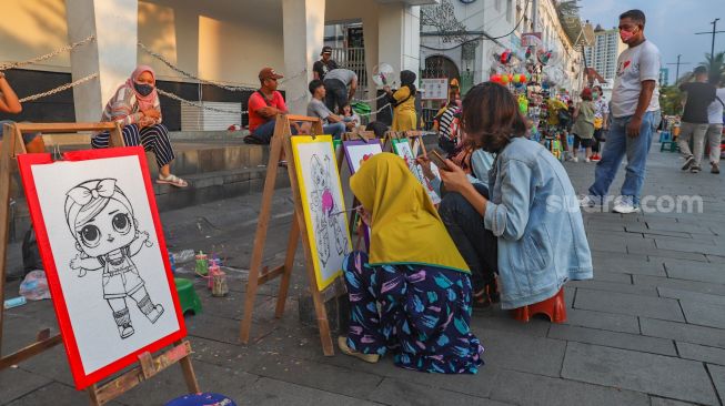 Anak - anak berwisata sambil melukis di Kawasan Kota Tua, Jakarta Barat, Kamis (29/10). [Suara.com/Alfian Winanto]