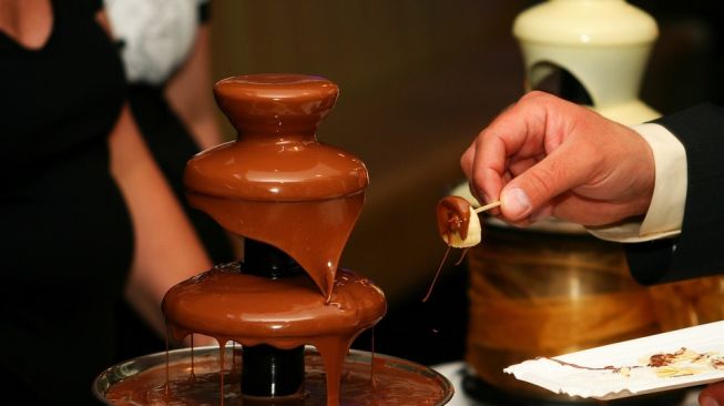 Taruh Keju di Alat Fountain Cokelat, Momen Mukbang Ini Berakhir Tangisan