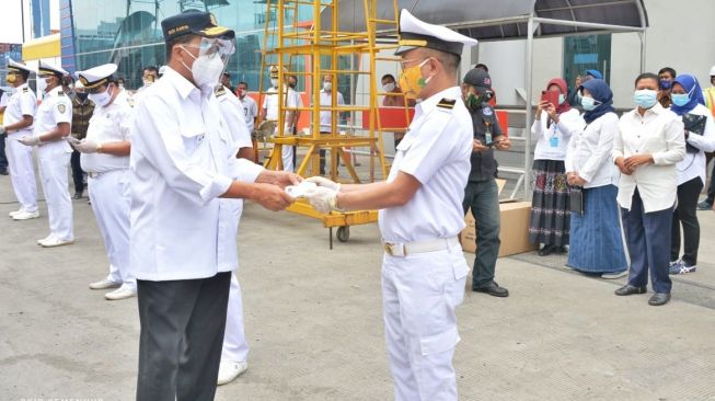 Menteri Perhubungan Budi Karya Sumadi saat melakukan tinjauan ke Pelabuhan Tanjung Priok, Jakarta, Jumat (30/10. [Foto/Kemenhub]
