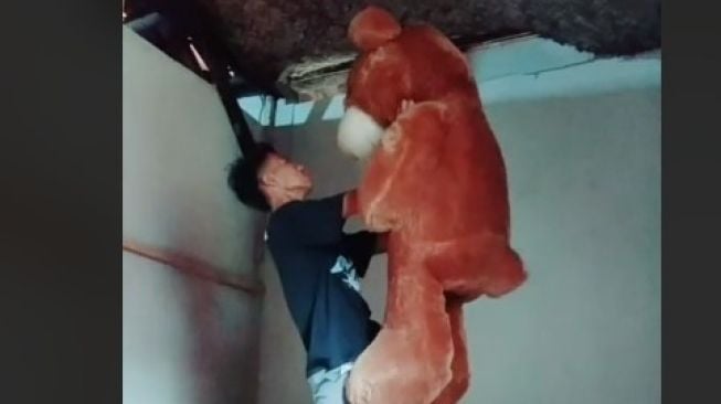 Jadi Kuli Bangunan Demi Belikan Pacar Boneka, Endingnya Malah Diselingkuhi