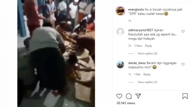 Video sekelompok orang berebut ambil bingkisan di lantai. - (Instagram/@energisolo)