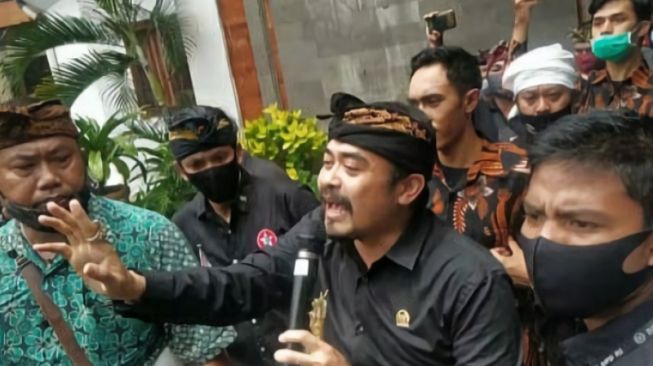 Dipolisikan karena Boleh Seks Bebas Pakai Kondom, Senator: Silakan Saja