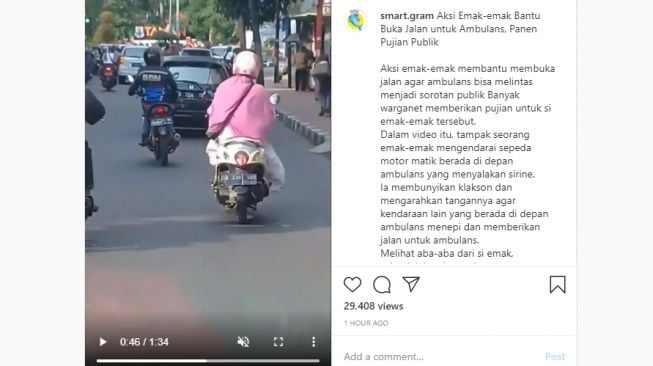 Tayangan emak-emak bantu ambulance di jalan. - (Instagram/@smart.gram)