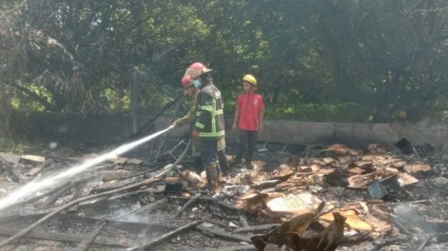 Korsleting Listrik, Tempat Usaha Penyimpanan Helm di Medan Terbakar