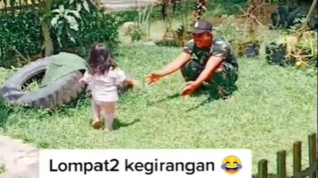 Haru! Balita Ini Akhirnya Bertemu Ayahnya Usai Lama Ditinggal Tugas Negara