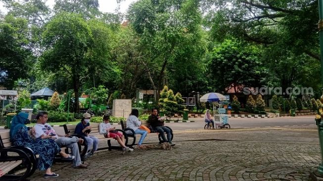 Penampakan Taman Margasatwa Ragunan di masa libur panjang akhir Oktober. (Suara.com/Arga)