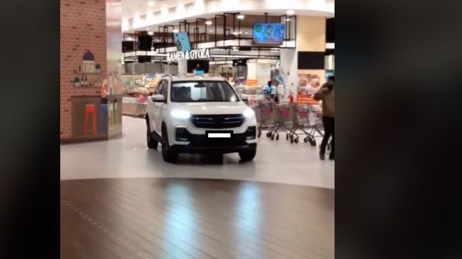 Viral mobil masuk mall bikin geger warganet (TikTOk)