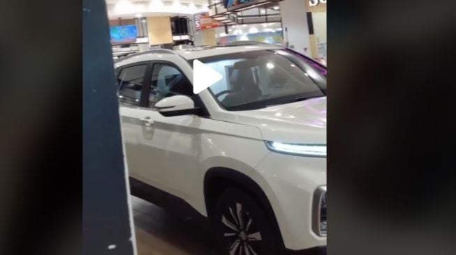 Viral mobil masuk mall bikin geger warganet (TikTok)