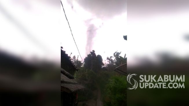 Tangkapan layar rekaman video amatir memperlihatkan detik-detik angin puting beliung di Desa Tugubandung, Kecamatan Kabandungan, Kabupaten Sukabumi, Kamis (29/10/2020) sore. [Ist]