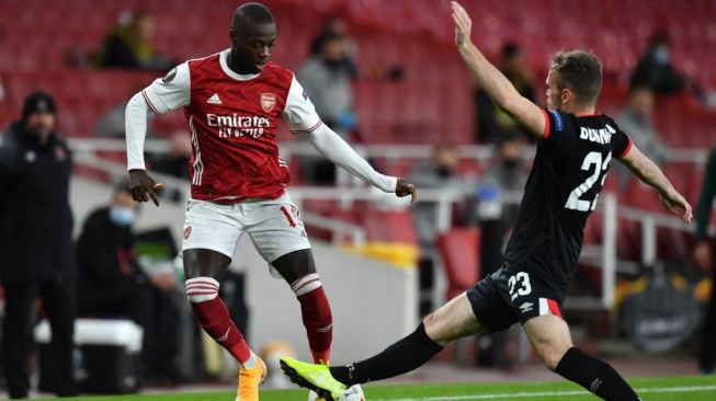 Winger Arsenal, Nicolas Pepe (kiri) beraksi pada laga Liga Europa 2020/2021 kontra Dundalk yang dihelat di Emirates Stadium, London, Jumat (30/10/2020) dini hari WIB. [GLYN KIRK / AFP]