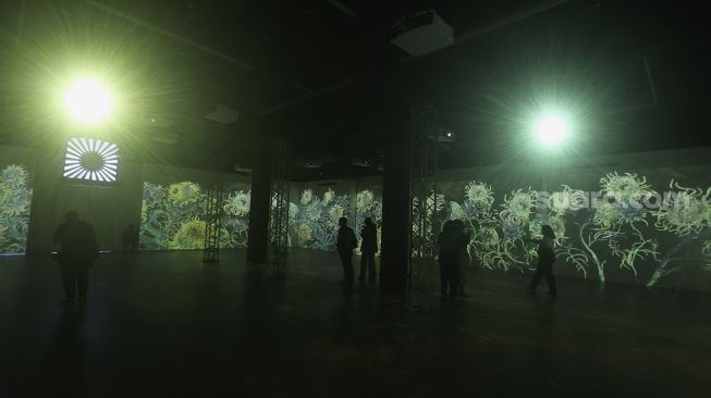 Pengunjung mengamati karya proyeksi video mapping di pameran imersif Affandi: Alam, Ruang, Manusia di Galeri Nasional Indonesia, Jakarta, Jumat (30/10/2020). [Suara.com/Angga Budhiyanto]