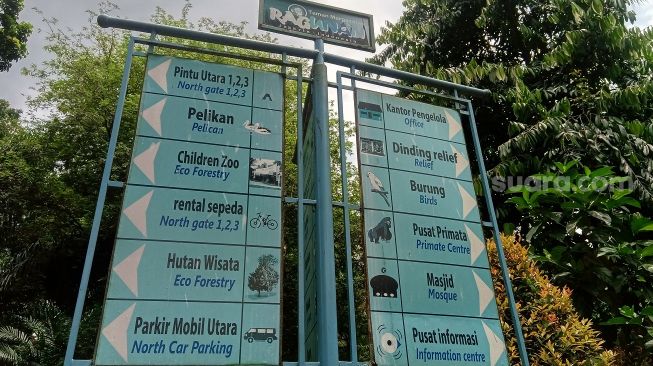 Papan petunjuk di Taman Margasatwa Ragunan (TMR) Jakarta Selatan. [Suara.com/Yosea Arga Pramudita]