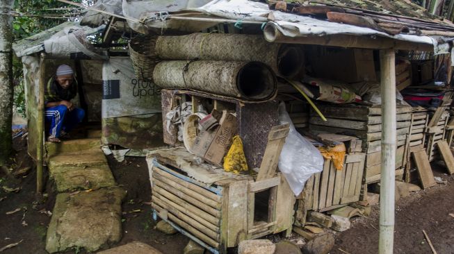 Warga menggunakan sarana mandi cuci kakus (MCK) yang berkondisi tidak layak di Kampung Pondok Buah batu, Cimenyan, Kabupaten bandung, Jawa Barat, Jumat (30/10/2020).  [ANTARA FOTO/Novrian Arbi]