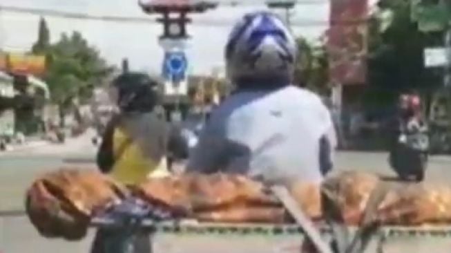 Viral Anak Angkut Jenazah Ibu Pakai Bronjong di Motor, Ini Penjelasannya