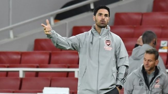 Manajer Arsenal Mikel Arteta memberikan arahan kepada para pemain dari pinggir lapangan saat menjamu Dundalk di Emirates Stadium dalam matchday kedua Grup B Liga Europa, Jumat (30/10/2020). [AFP]