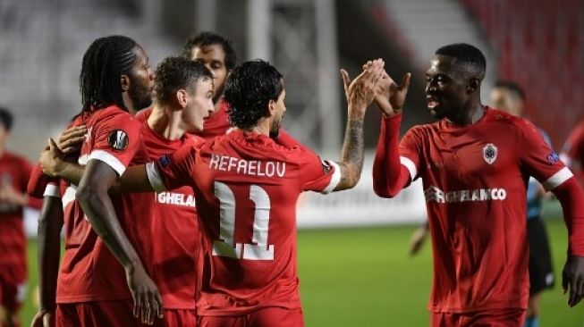 Para pemain Royal Antwerp rayakan kemenangan atas Tottenham Hotspur di matchday kedua Grup J Liga Europa yang digelar di Bosuil Stadion, Belgia, Jumat (30/10/2020). [AFP]