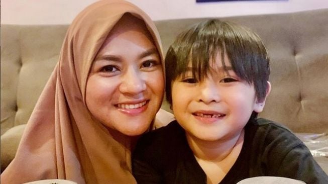 Yunita Lestari bersama putranya, Ivander Haykal Firdaus. [Instagram]