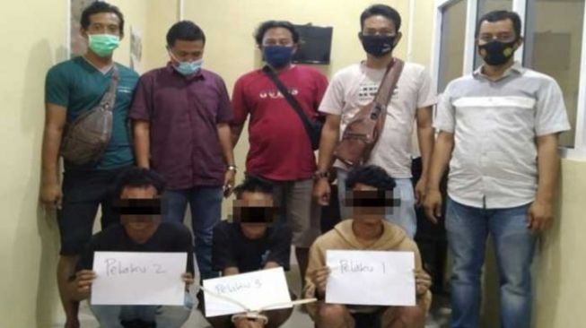 Perkosa Gadis ABG Depan Pacar, 3 Pemuda Dijemput Polisi