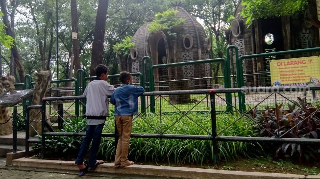 Dua orang anak tampak tengah menikmati liburan di Taman Margasatwa Ragunan, Jakarta Selatan, Jumat (30/10/2020). [Suara.com/Yosea Arga Pramudita]