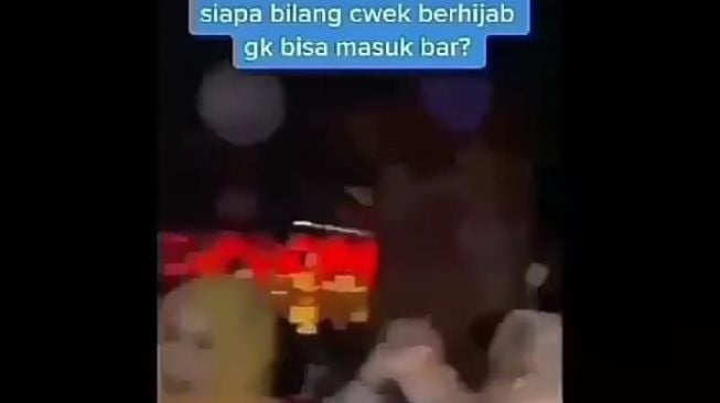 Video perempuan berhijab di bar yang viral (jepretan instagram)