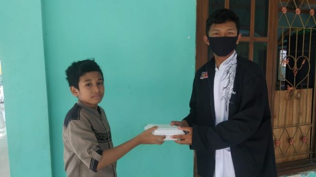 PMM 61 UMM Bagi Masker dan Nasi Gratis ke Jemaah Al-Ansor KM 2 Maumere