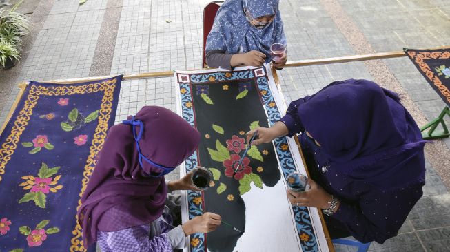 Sejumlah perempuan belajar mewarnai batik Melayu Riau di Galeri Semat Tembaga, di Kota Pekanbaru, Riau, Sabtu (31/10/2020). [ANTARA FOTO/FB Anggoro]