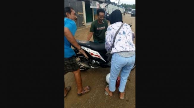 Jalan licin di Jalan Raya Otonom Cikupa, Kabupaten Tangerang sebabkan sejumlah pengendara terjungkal, Sabtu (31/10/2020) [Ist)