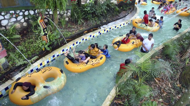 Sejumlah pengunjung bermain di wahana air kolam arus The Jungle Waterpark, Kota Bogor, Jawa Barat, Sabtu (31/10/2020). [ANTARA FOTO/Arif Firmansyah]