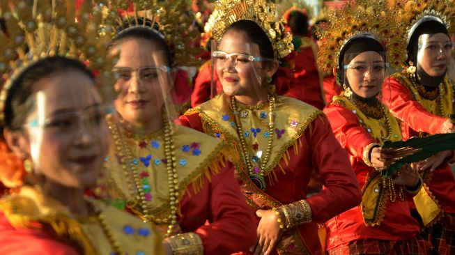 Sejumlah penari menampilkan tarian kolosal 'Gau Maraja' (Perhelatan Akbar) di Pantai Akkarena, Makassar, Sulawesi Selatan, Jumat (30/10/2020). [ANTARA FOTO/Abriawan Abhe]