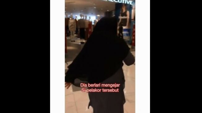 Viral Emak-emak Tetangga Istri Sah Labrak Selingkuhan, Publik: Baku Hantam?