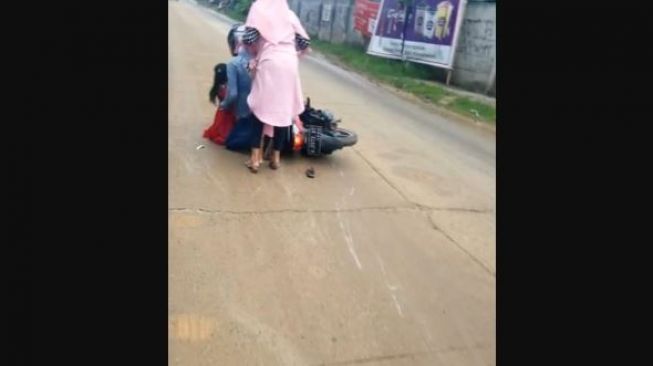 Awas! Jalan Cikupa Tangerang Mendadak Licin, 17 Pengendara Terjungkal